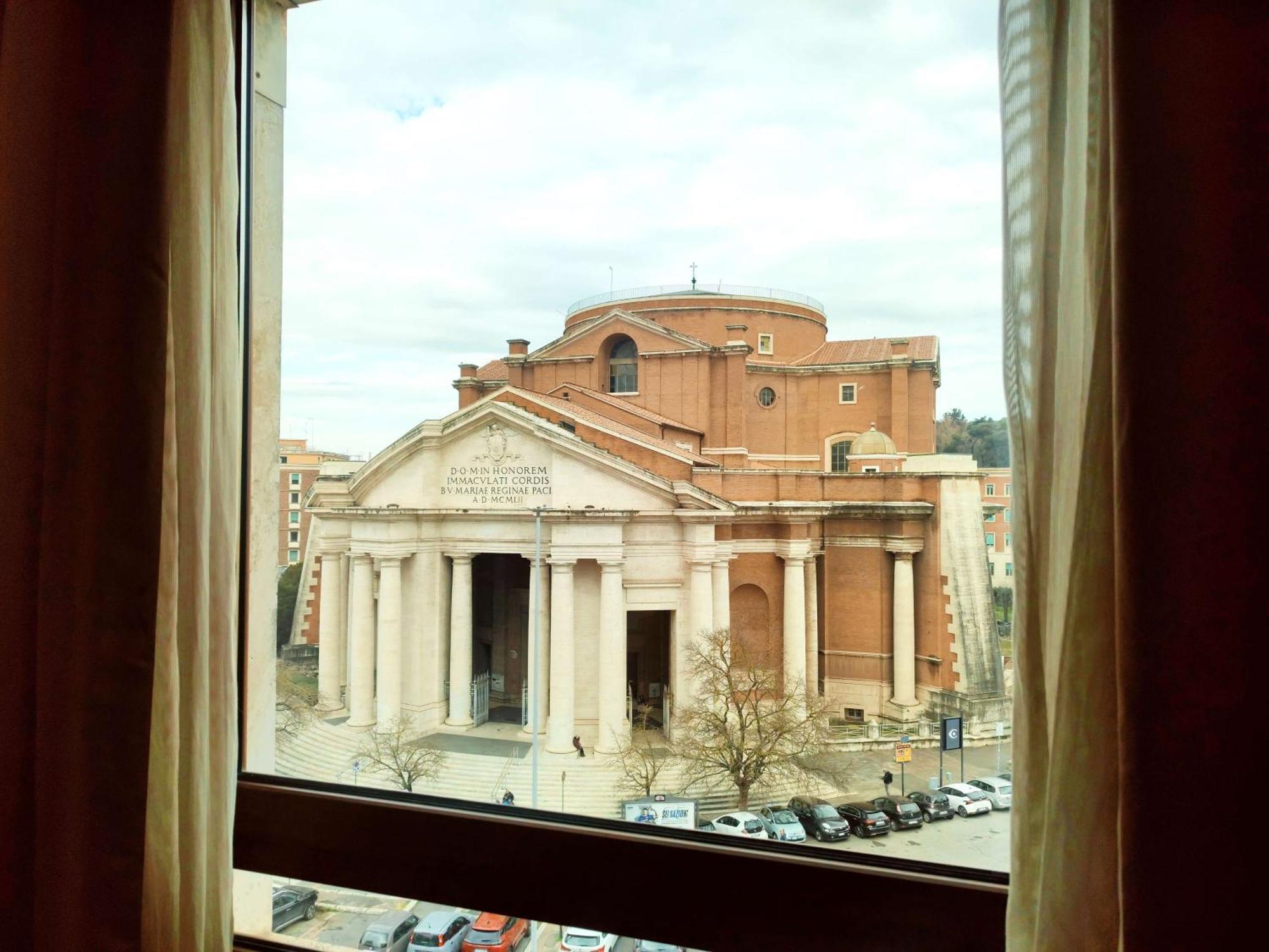 Radisson Blu Ghr Rome Hotel Exterior photo